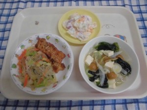 竹輪のかば焼き・なめこ汁・春雨の酢じょうゆあえ ≪おやつ≫　フルーツクリームあえ