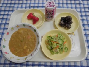 チキンカレー・福神あえ・いちご ≪おやつ≫　ジョア・ごまだんご