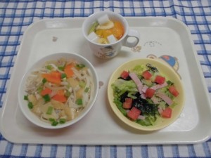 煮込みうどん・ごまドレッシングサラダ ≪おやつ≫　杏仁フルーツ