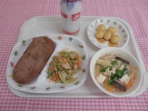 ココア揚げパン・スワンラータン・大豆のサラダ ≪おやつ≫　牛乳・みたらしだんご