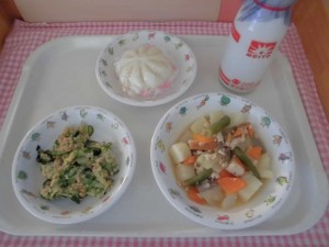 じゃがいものそぼろ煮・納豆あえ ≪おやつ≫　牛乳・あんまん