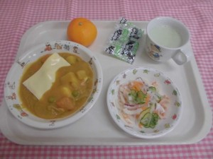 チーズカレー・おなます・みかん ≪おやつ≫　抹茶ミルク・まんてん黒豆